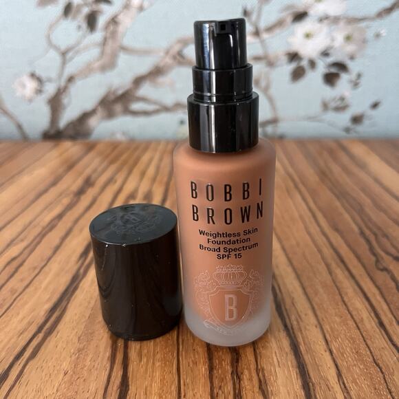 Bobbi Brown Weightless Skin Foundation SPF 15 Cool Walnut - Picture 4 of 6